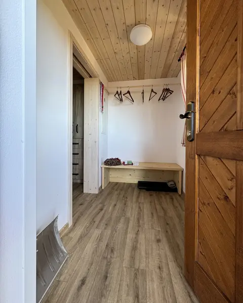 Hlavní společenská místnost s velkými okny