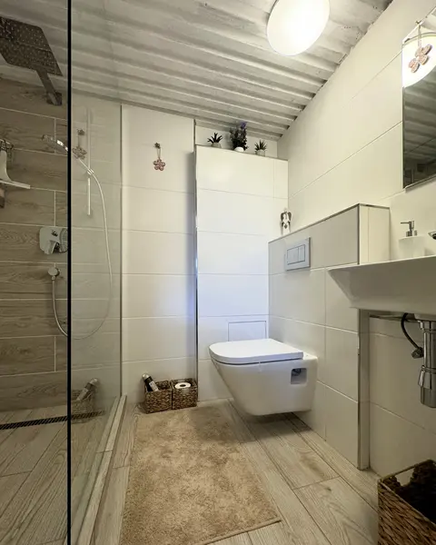 Spodní koupelna s WC